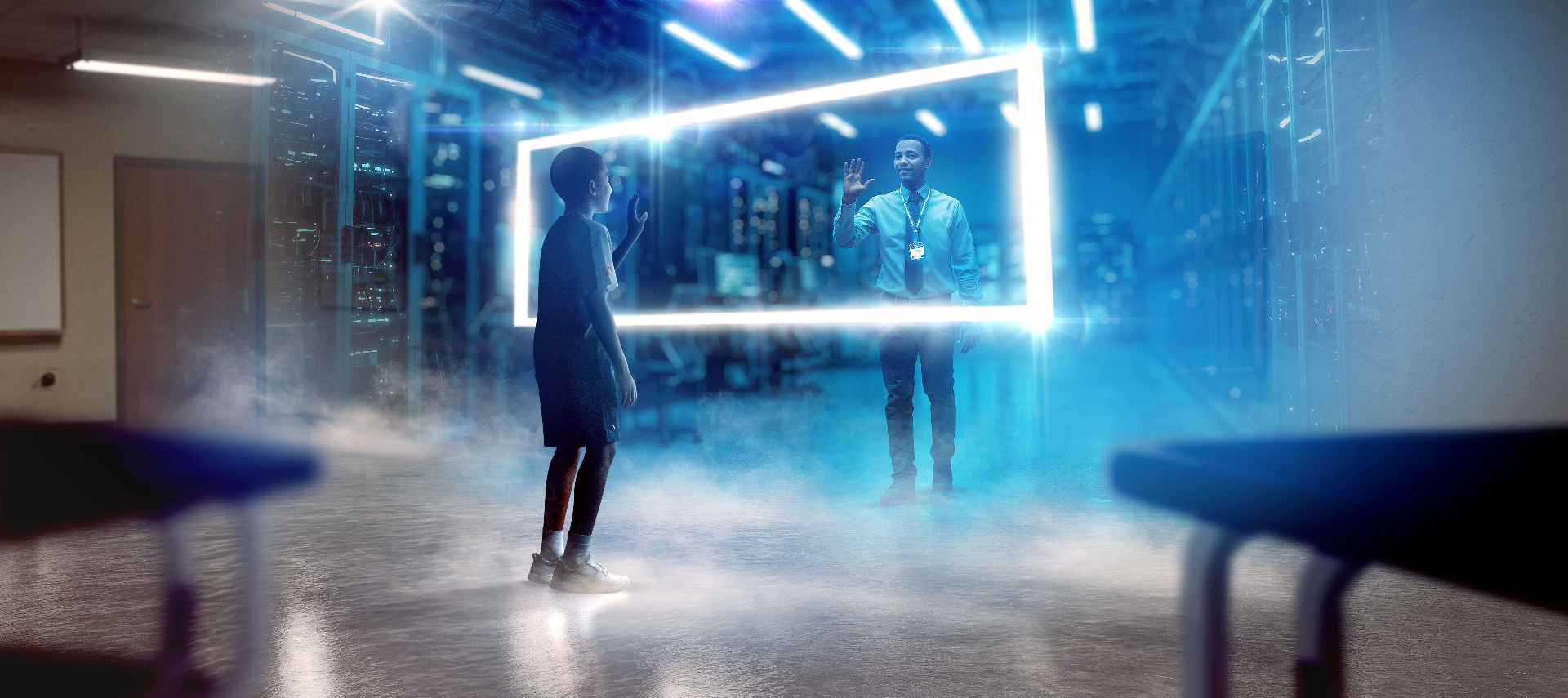 Aluno saudando um profissional de tecnologia em um data center através do portal Status